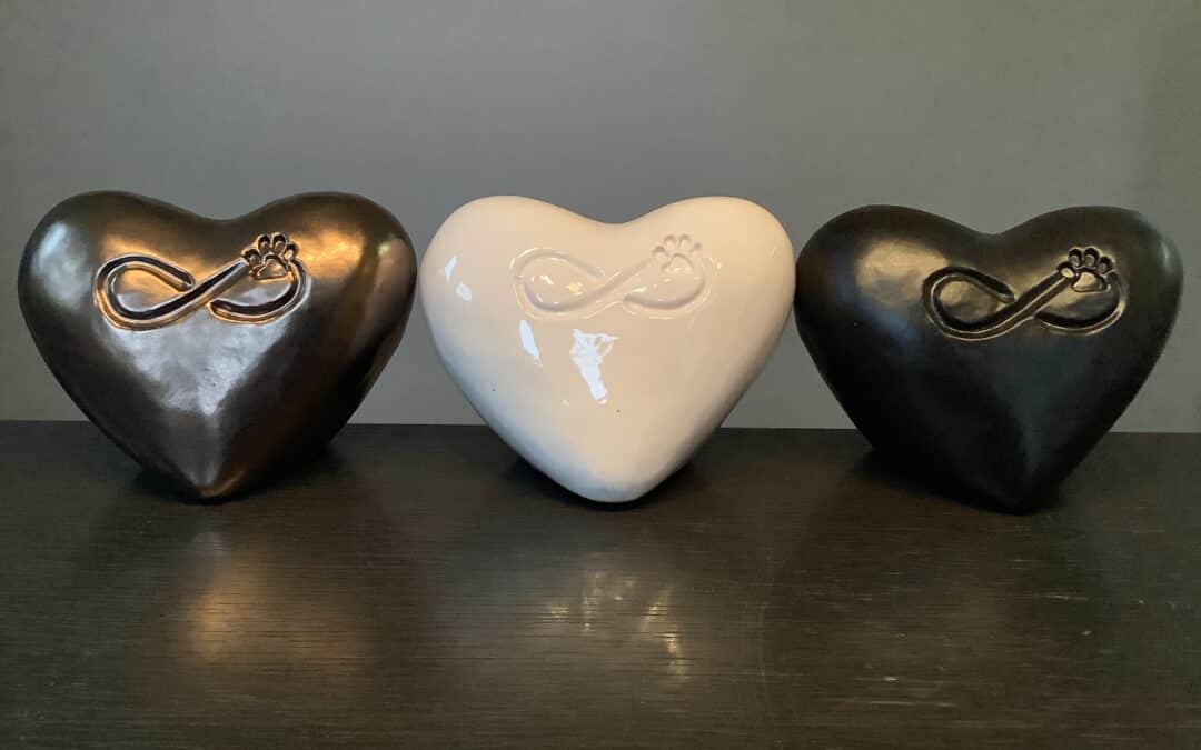 Urn liggend hart met infinityteken en pootafdruk