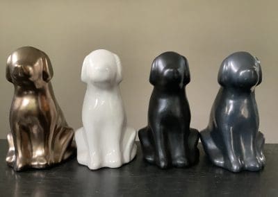 Urn zittende hond